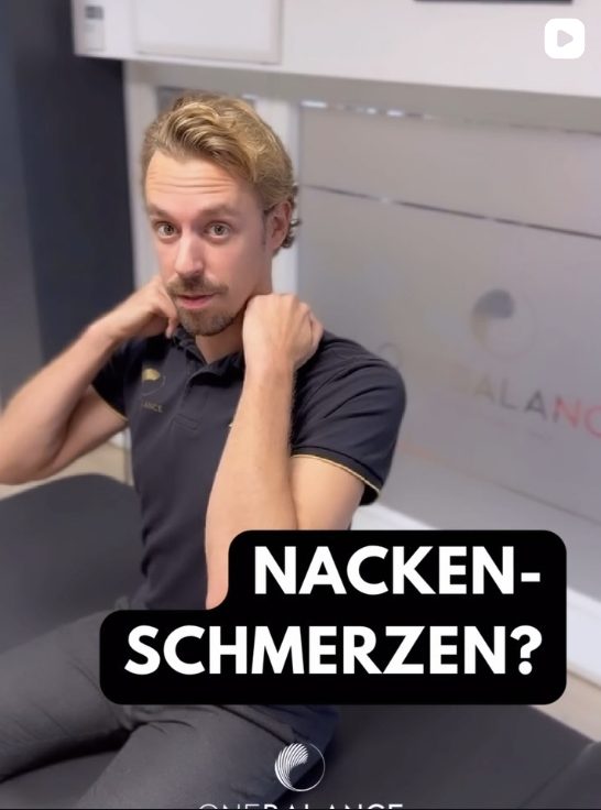 Mann zeigt eine sitzende Dehnübung für den Nacken zur Linderung von Verspannungen und Schmerzen.